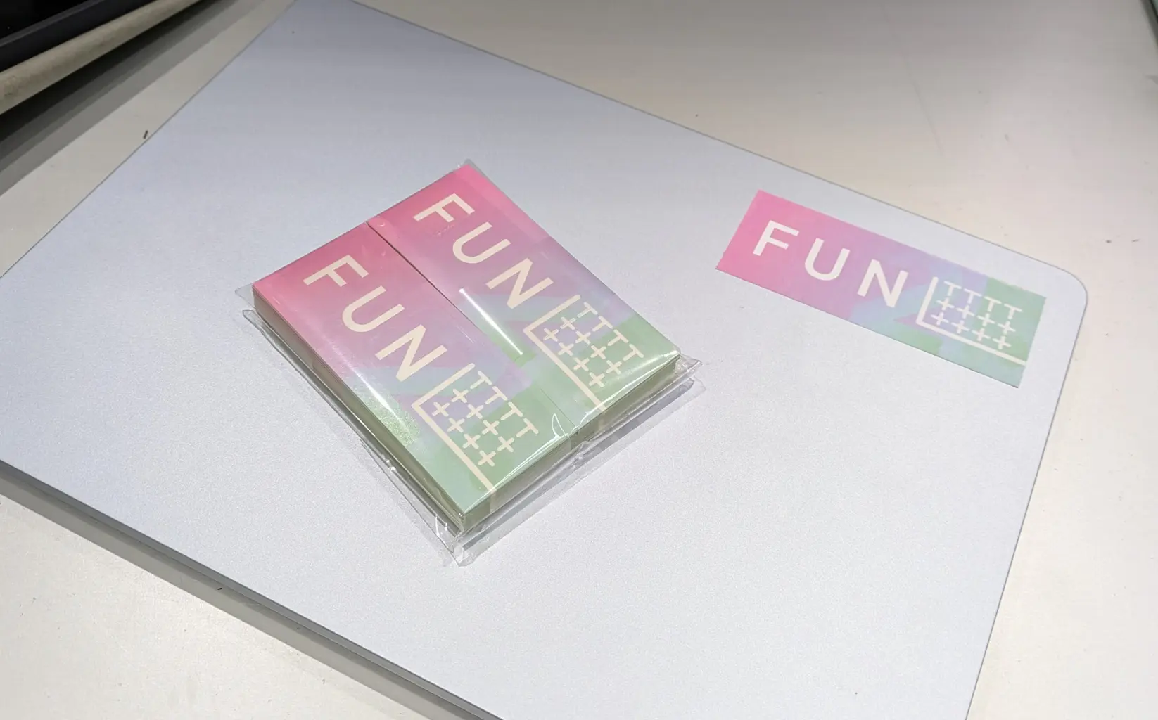 ステッカー。名札に貼ってスタッフの識別にも使いました